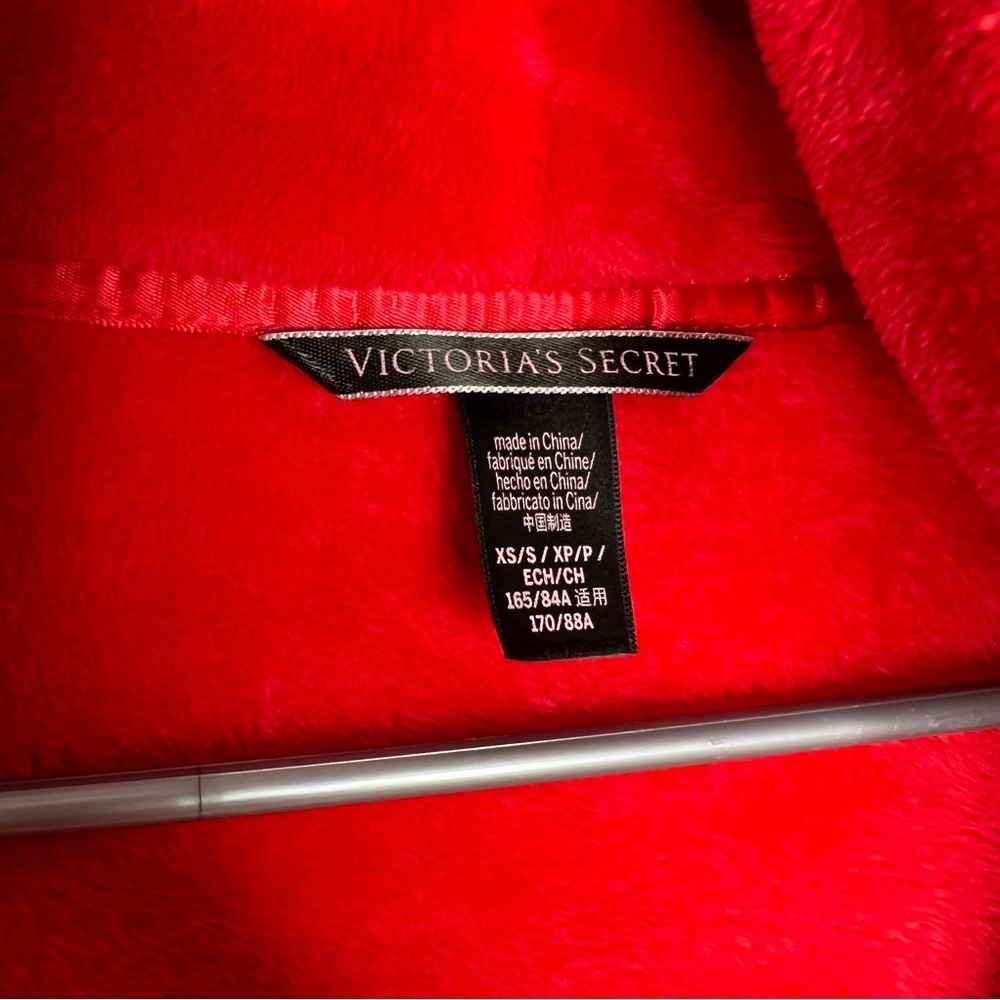 Victoria secret robe fleece soft cozy blanket style red writing on back - Picture 6 of 7